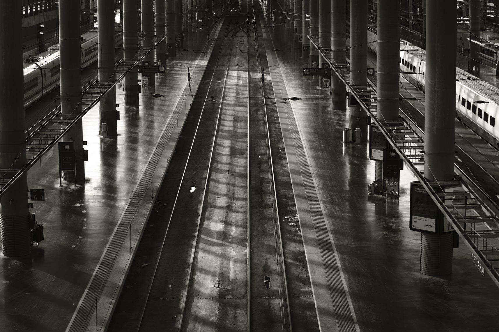 KurtIswarienko-MadridTrainStation-2498BS6707V1RTFDw