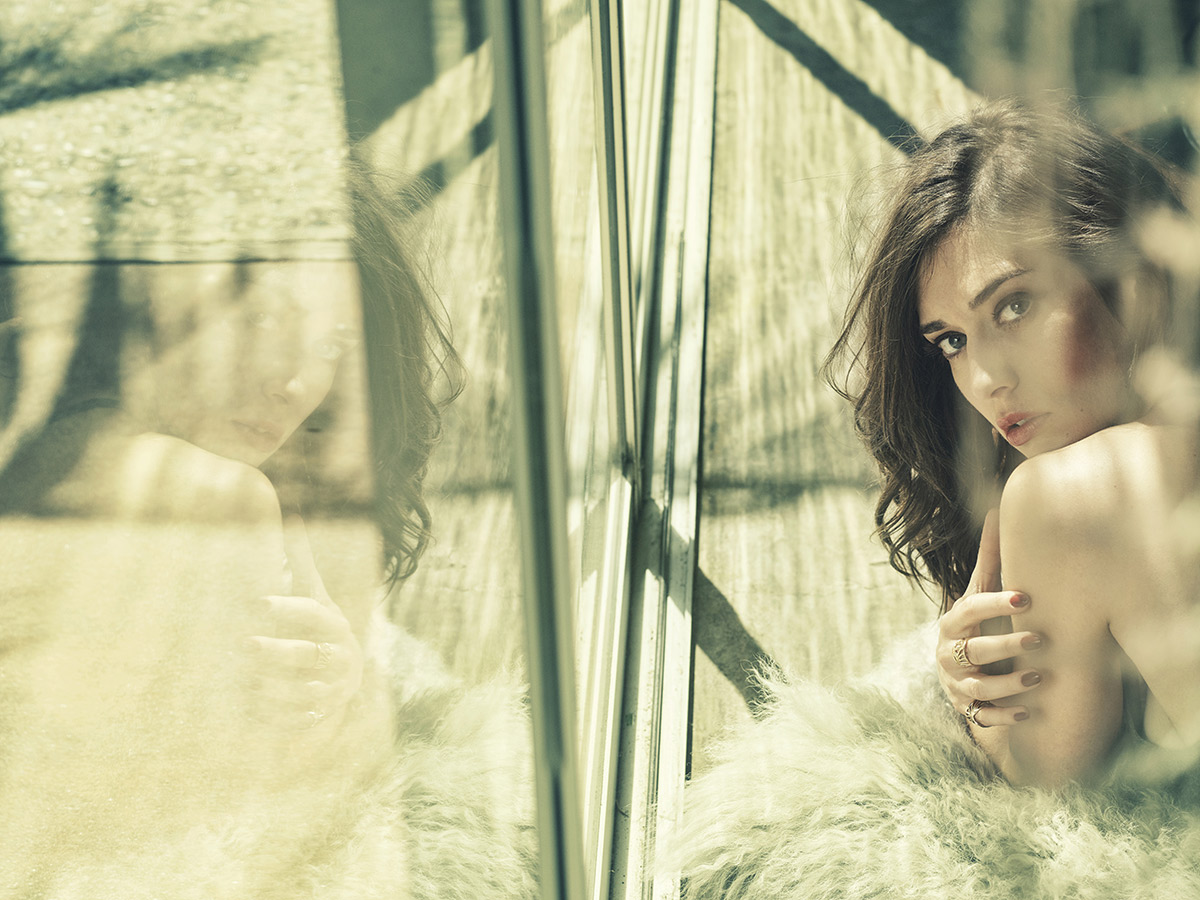 KurtIswarienko-Playboy-Lizzy-Caplan-20-Questions-01299RTF